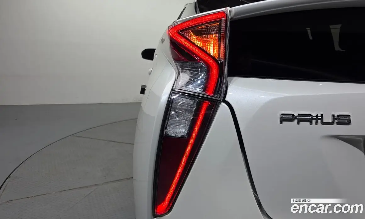 Toyota Prius 2017 1.8 автомат (гидро), фото 9