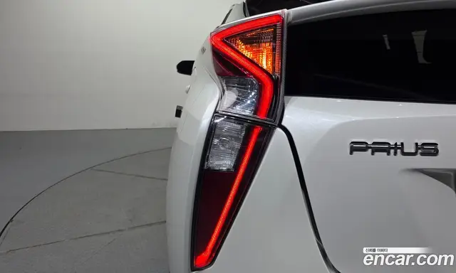 Toyota Prius 2017 1.8 автомат (гидро), миниатюра 9