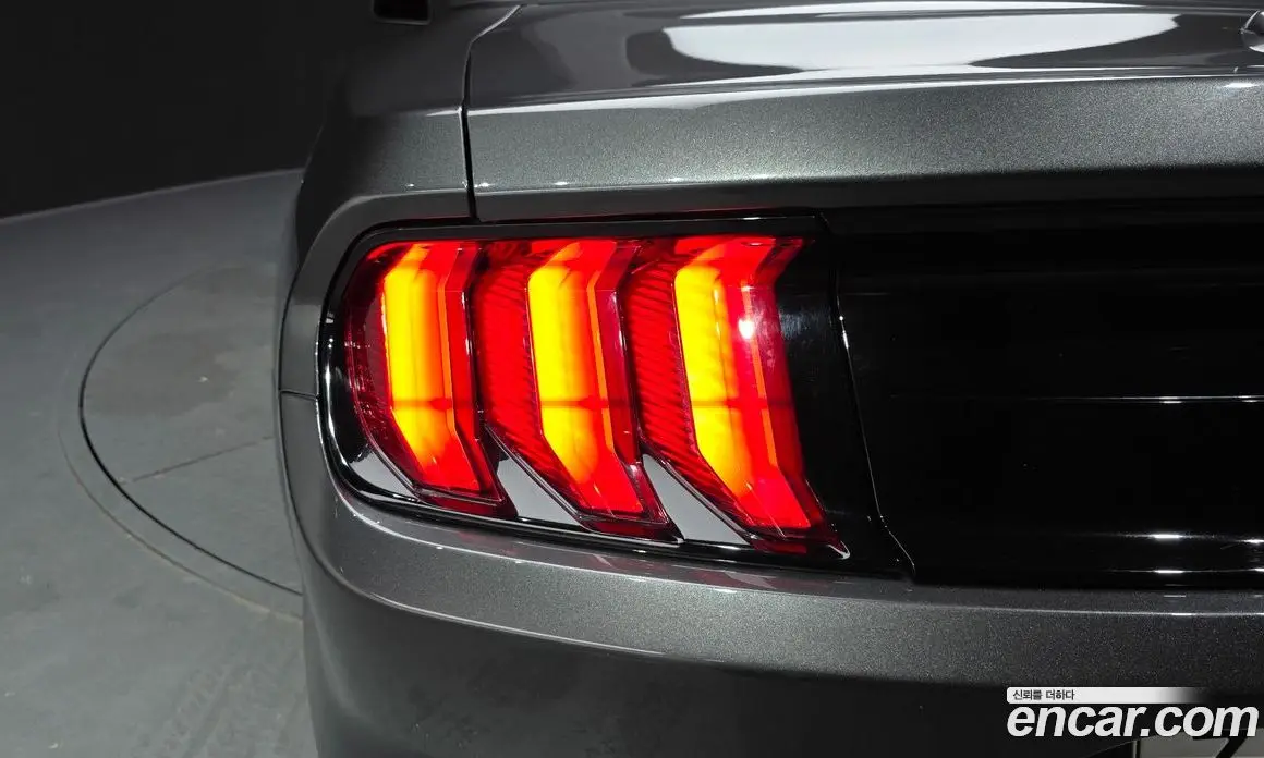 Ford Mustang 2019 2.3 автомат (гидро), фото 9