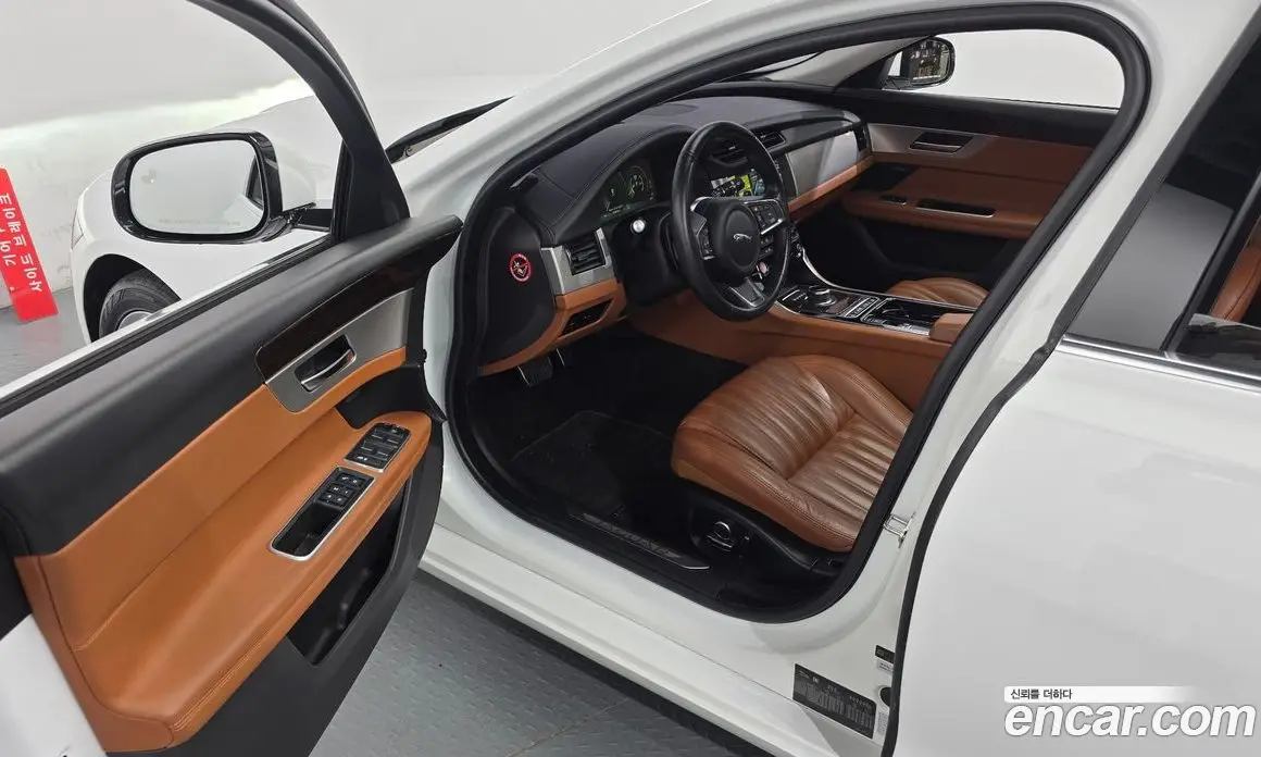 Jaguar XF 2019 2.0 автомат (гидро), фото 13
