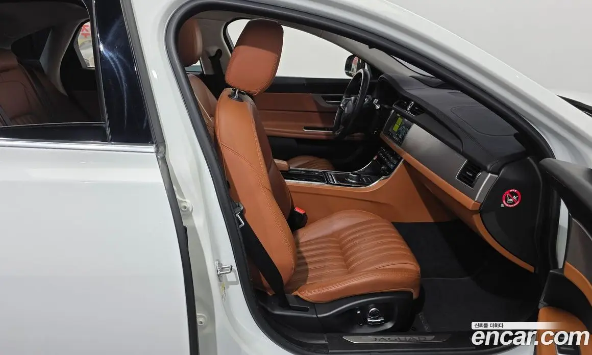 Jaguar XF 2019 2.0 автомат (гидро), фото 17