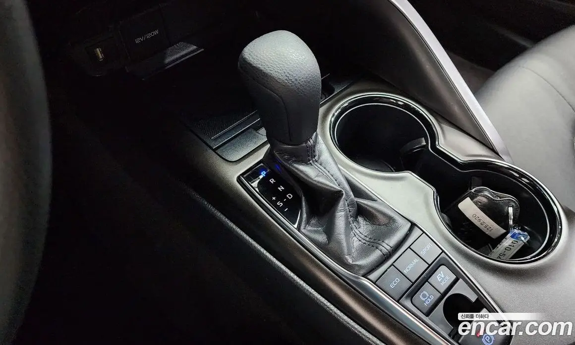 Toyota Camry 2023 2.5 автомат (гидро), фото 12