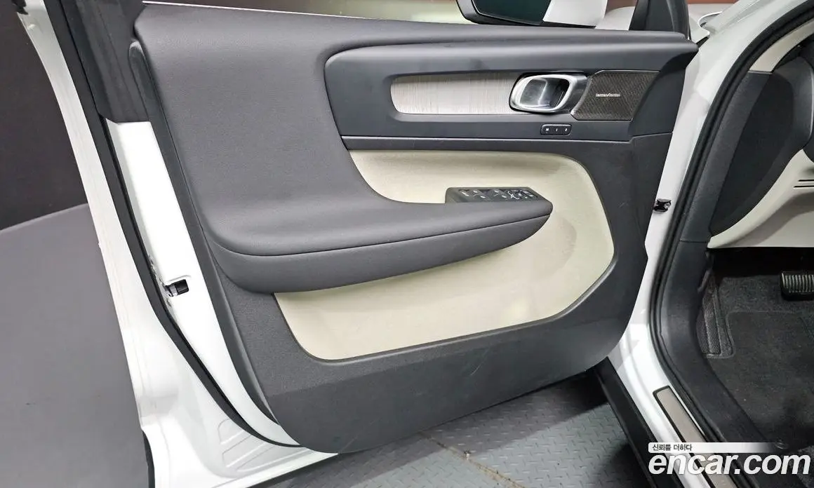 Volvo XC40 2024 2.0 автомат (гидро), фото 14