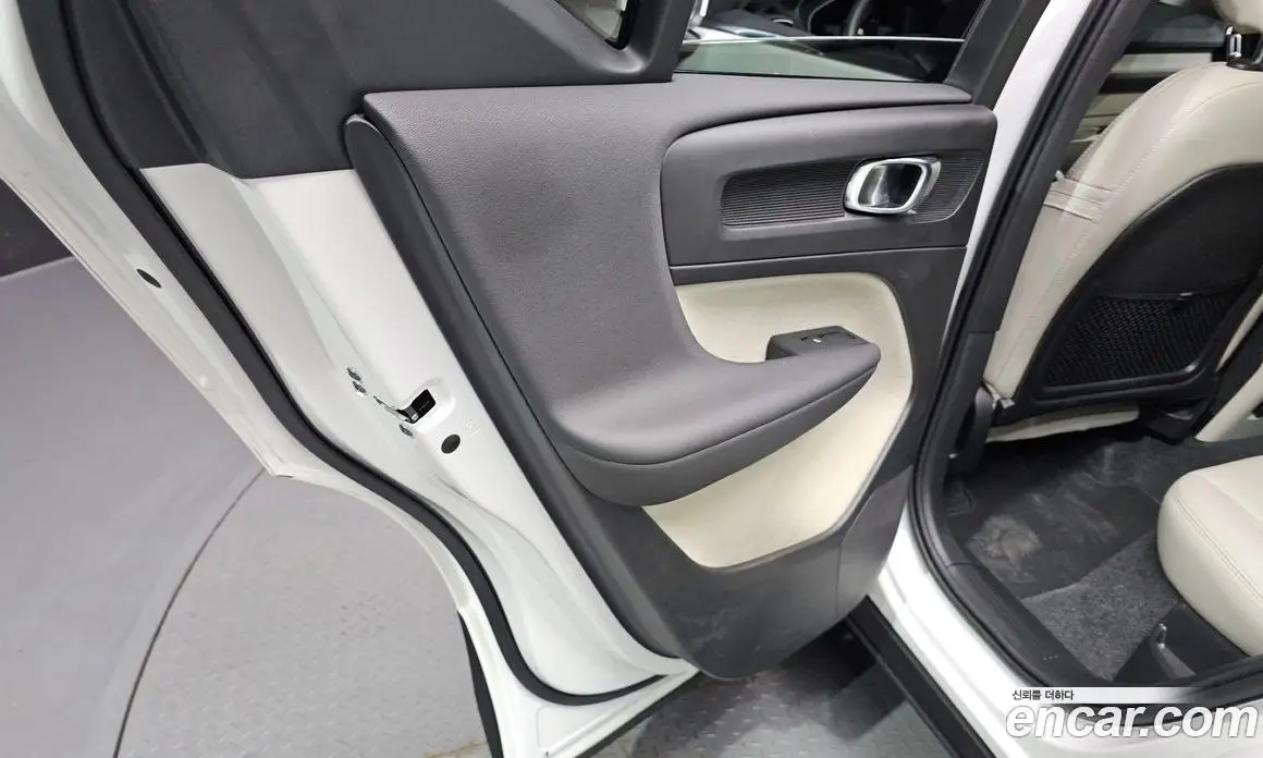 Volvo XC40 2024 2.0 автомат (гидро), фото 15