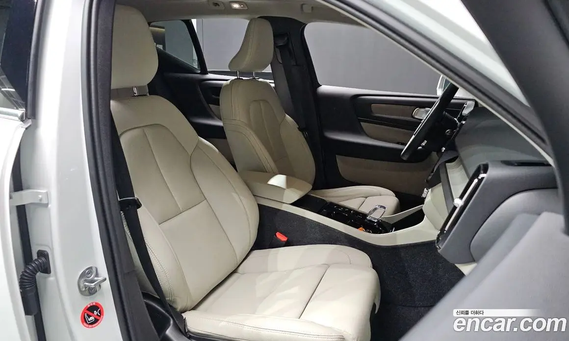 Volvo XC40 2024 2.0 автомат (гидро), фото 16