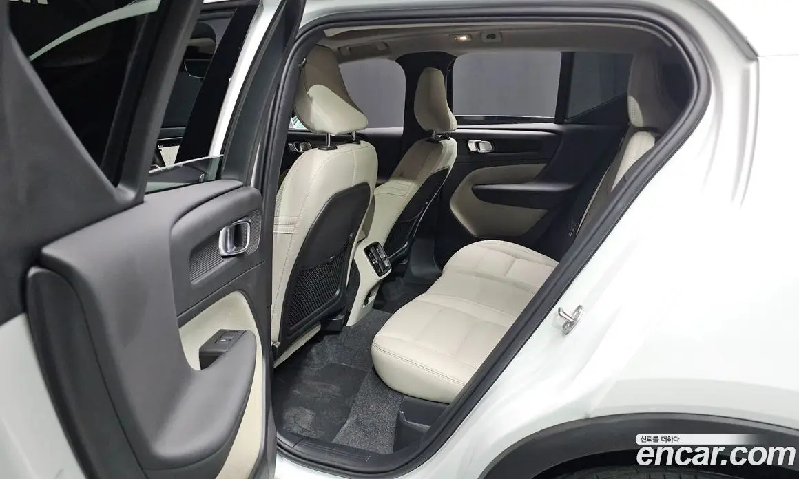 Volvo XC40 2024 2.0 автомат (гидро), фото 25