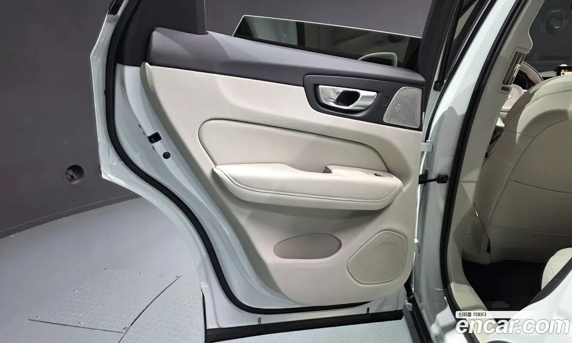 Volvo XC60 2025 2.0 автомат (гидро), фото 15