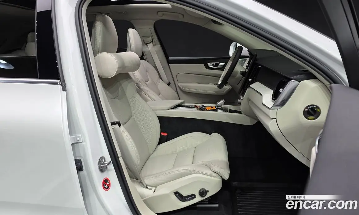 Volvo XC60 2025 2.0 автомат (гидро), фото 16