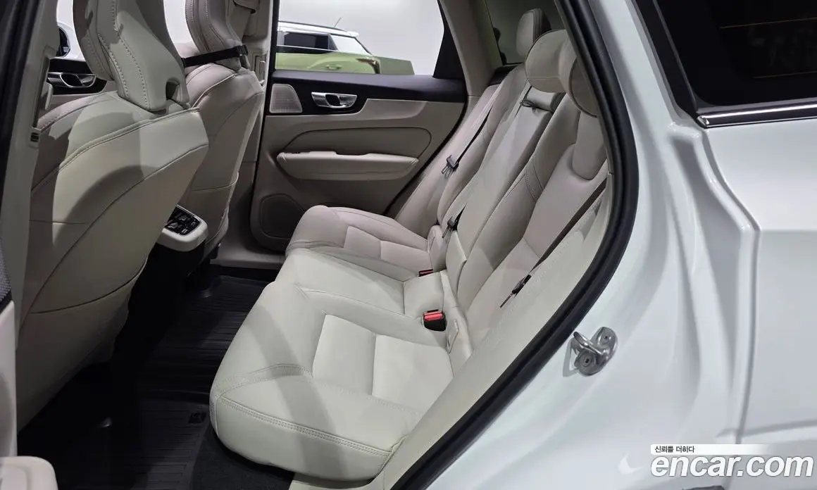 Volvo XC60 2025 2.0 автомат (гидро), фото 17
