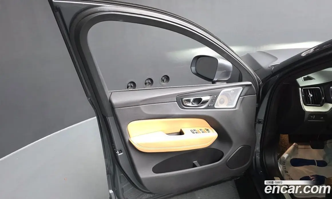 Volvo XC60 2018 2.0 автомат (гидро), фото 13