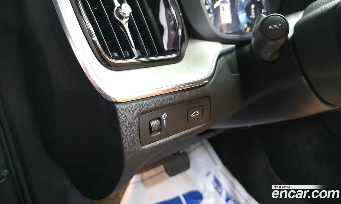 Volvo XC60 2018 2.0 автомат (гидро), фото 27
