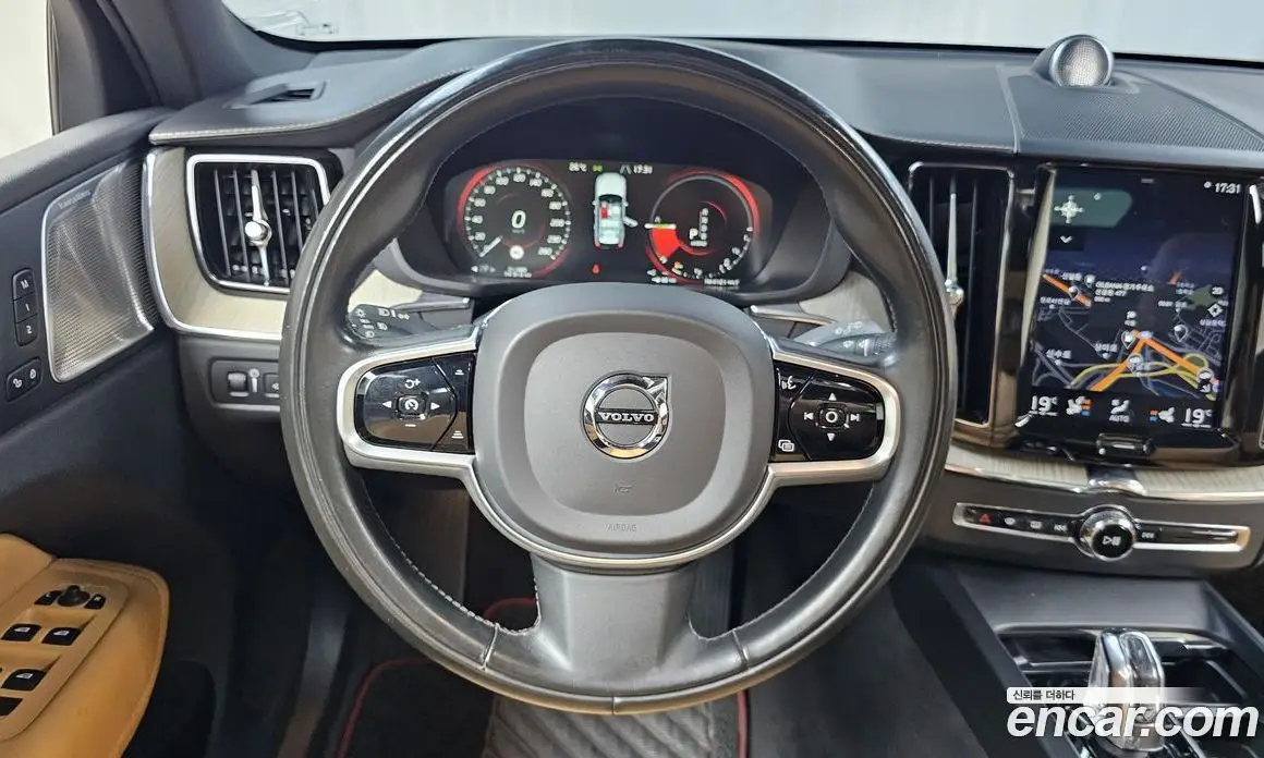 Volvo XC60 2019 2.0 автомат (гидро), фото 19