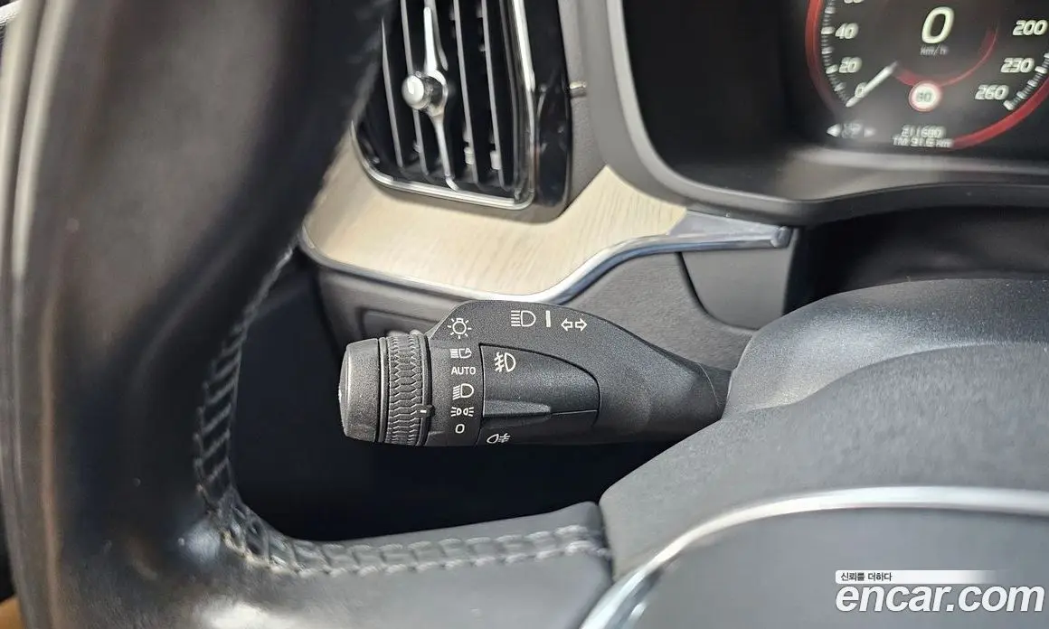 Volvo XC60 2019 2.0 автомат (гидро), фото 35