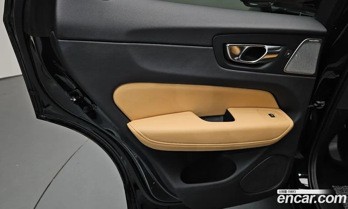 Volvo XC60 2021 2.0 автомат (гидро), фото 14