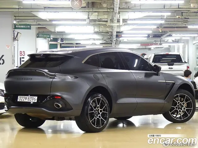 Aston Martin DBX 2020 4.0 автомат (гидро), миниатюра 3