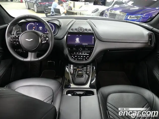 Aston Martin DBX 2020 4.0 автомат (гидро), миниатюра 4