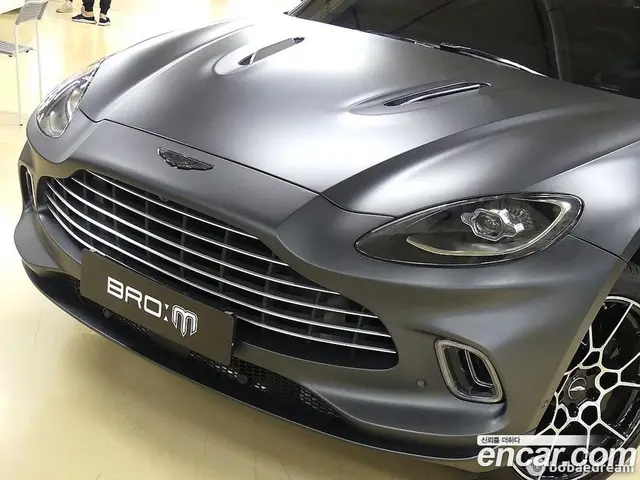 Aston Martin DBX 2020 4.0 автомат (гидро), миниатюра 8