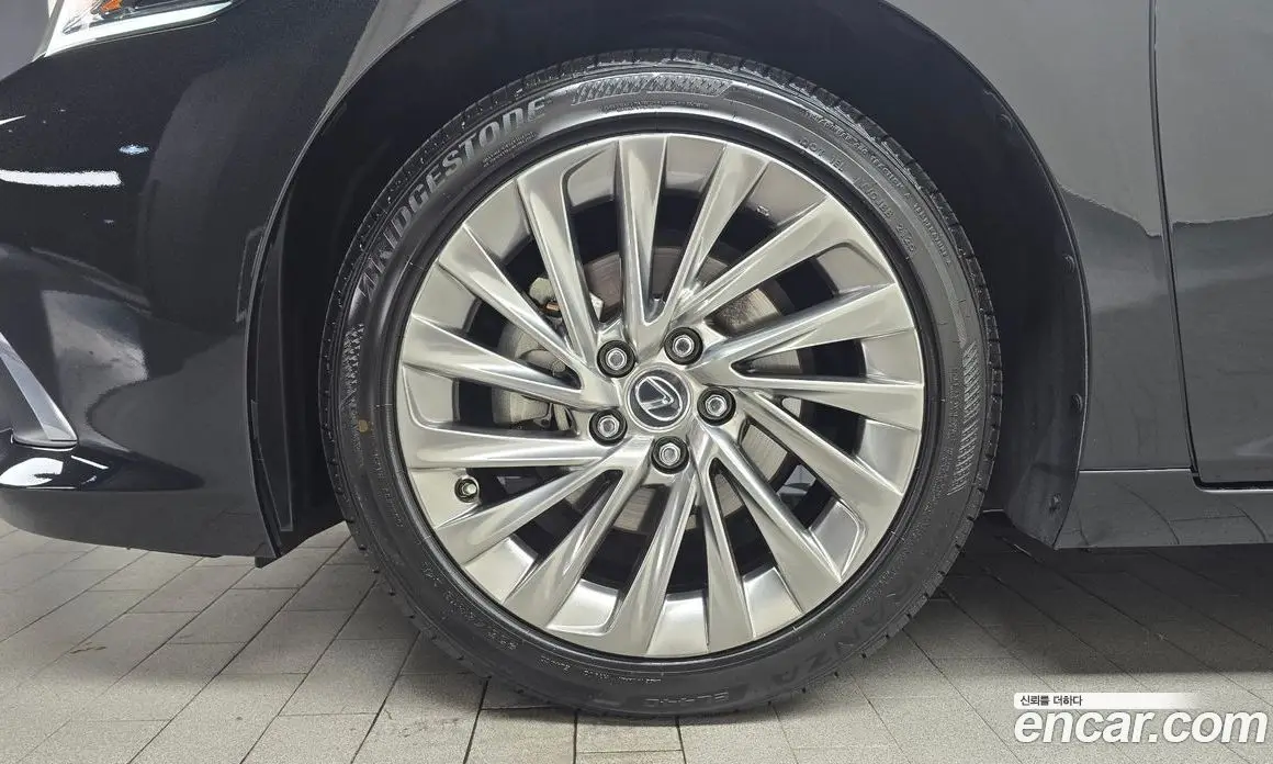 Lexus ES 2023 2.5 автомат (гидро), фото 4