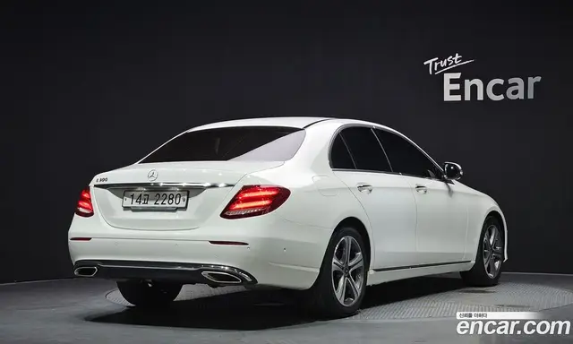 Mercedes-Benz E-Class 2019 2.0 автомат (гидро), миниатюра 2