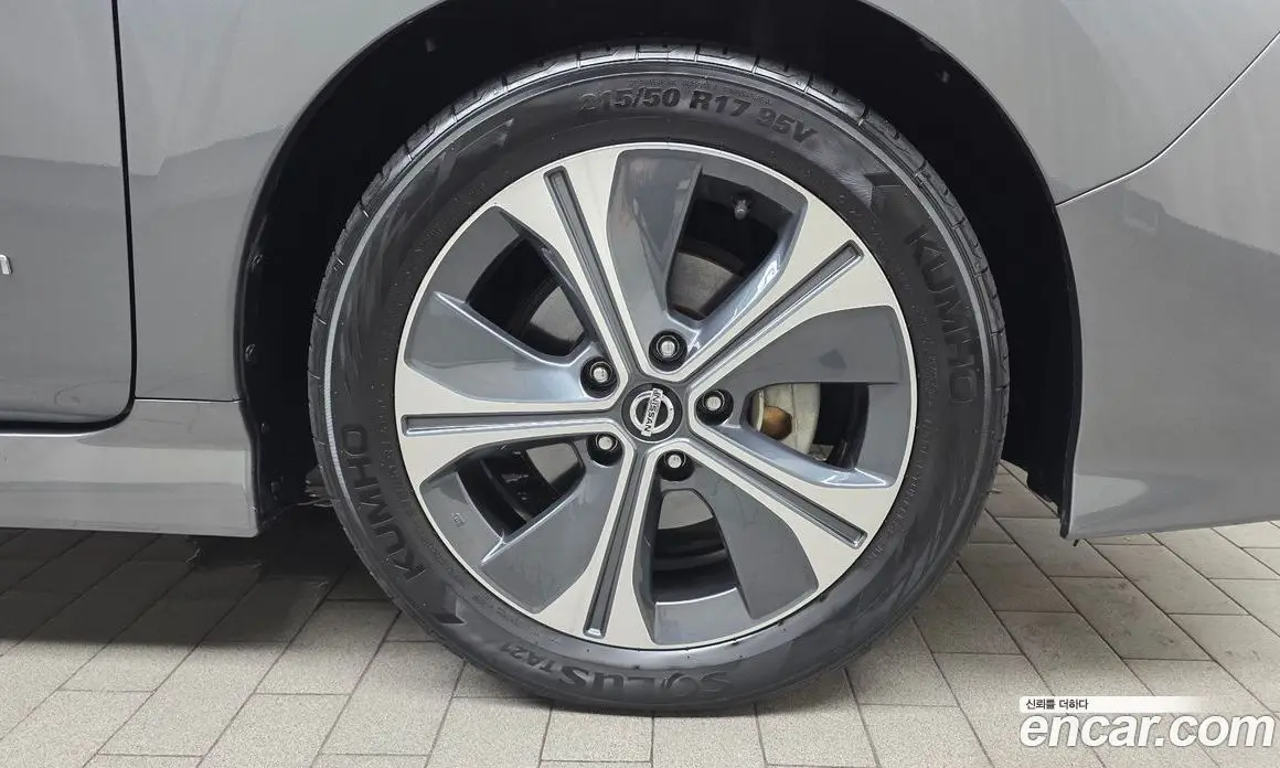 Nissan Leaf 2019 0.1 автомат (гидро), фото 6