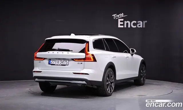 Volvo V60 2025 2.0 автомат (гидро), миниатюра 1