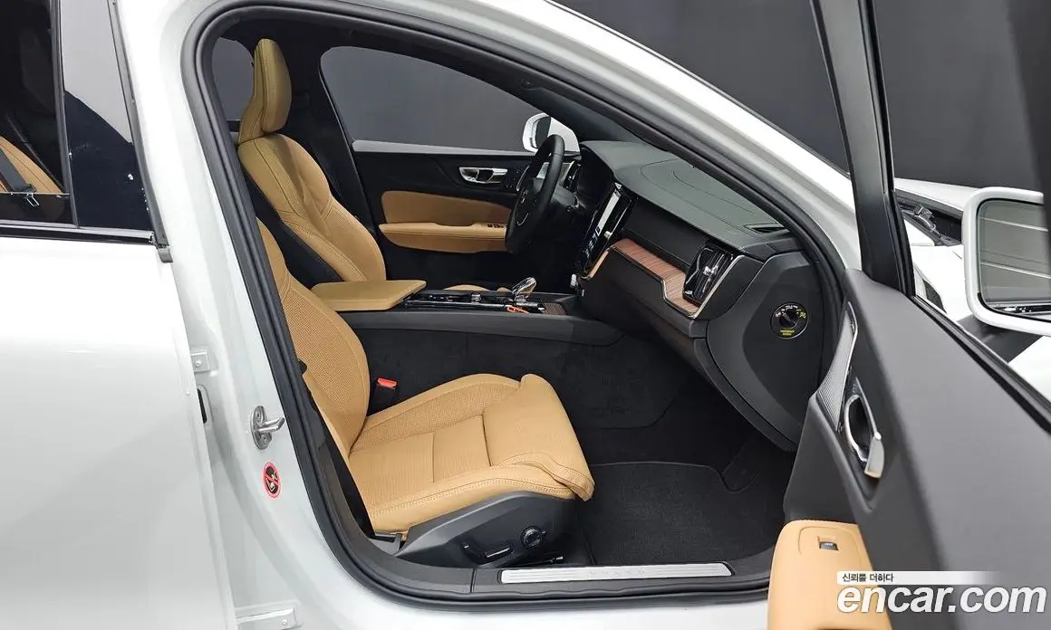 Volvo V60 2025 2.0 автомат (гидро), фото 15