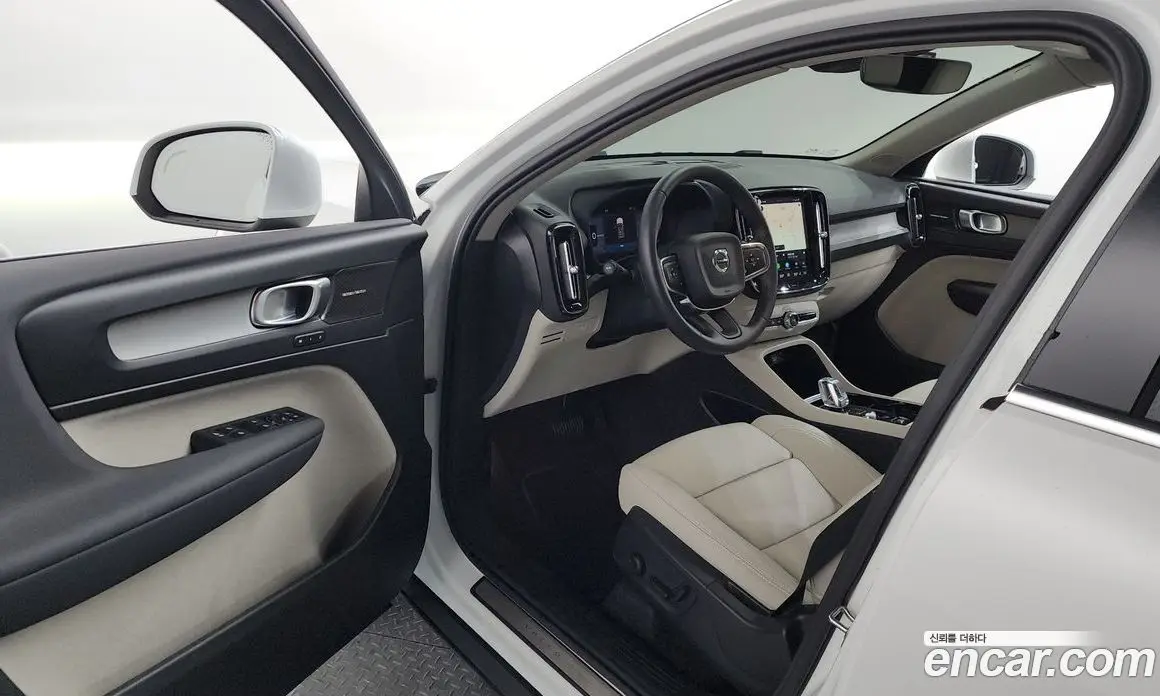 Volvo XC40 2025 2.0 автомат (гидро), фото 13