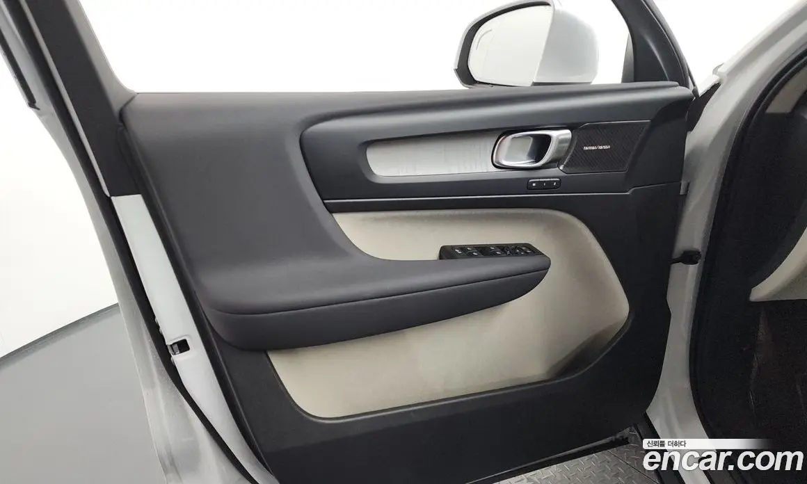 Volvo XC40 2025 2.0 автомат (гидро), фото 14