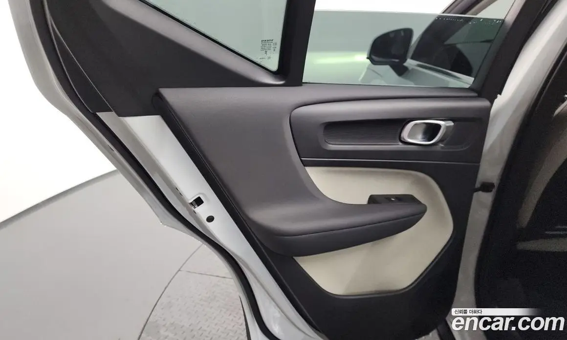 Volvo XC40 2025 2.0 автомат (гидро), фото 15