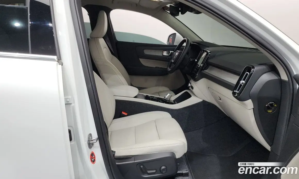 Volvo XC40 2025 2.0 автомат (гидро), фото 16