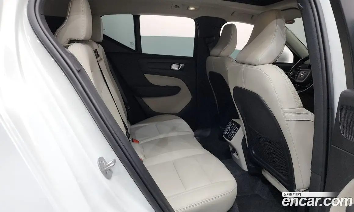 Volvo XC40 2025 2.0 автомат (гидро), фото 17