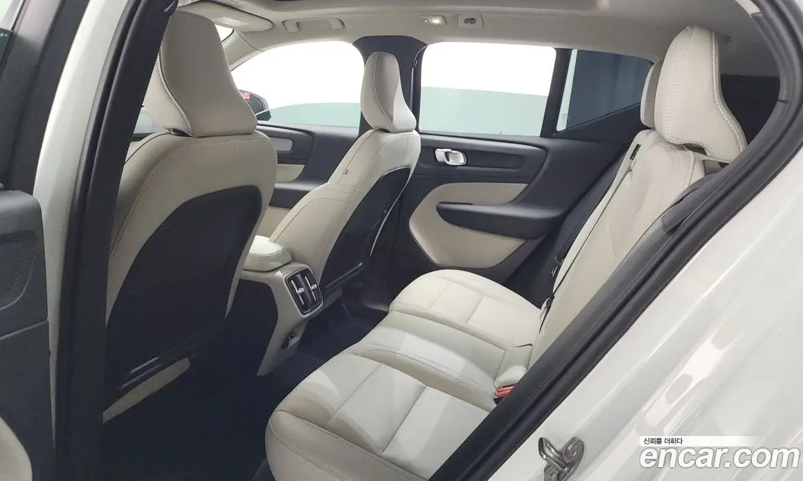 Volvo XC40 2025 2.0 автомат (гидро), фото 28