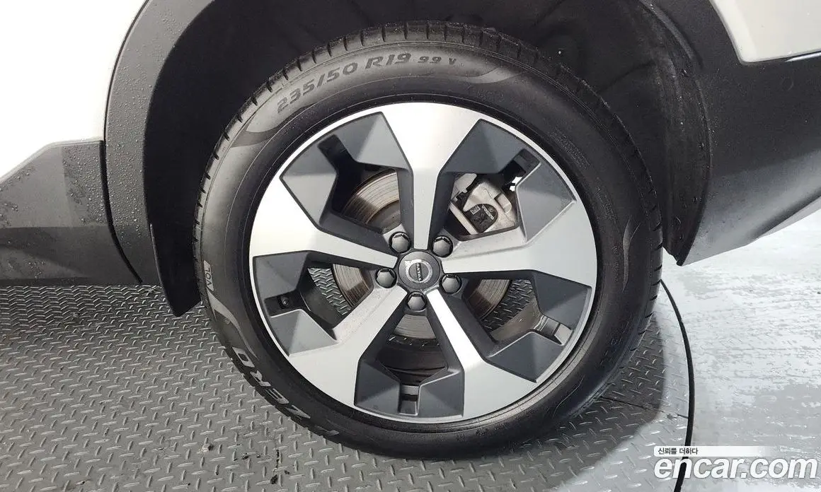 Volvo XC40 2025 2.0 автомат (гидро), фото 7