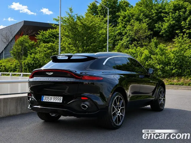 Aston Martin DBX 2023 4.0 автомат (гидро), миниатюра 2