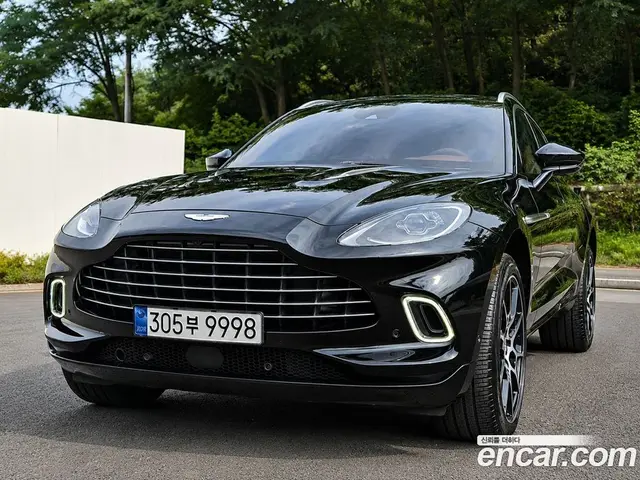 Aston Martin DBX 2023 4.0 автомат (гидро), миниатюра 3
