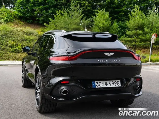 Aston Martin DBX 2023 4.0 автомат (гидро), миниатюра 4