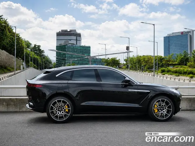 Aston Martin DBX 2023 4.0 автомат (гидро), миниатюра 5
