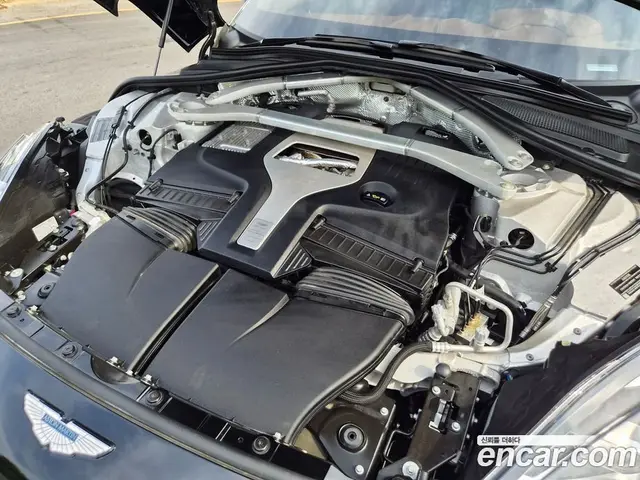 Aston Martin DBX 2023 4.0 автомат (гидро), миниатюра 6