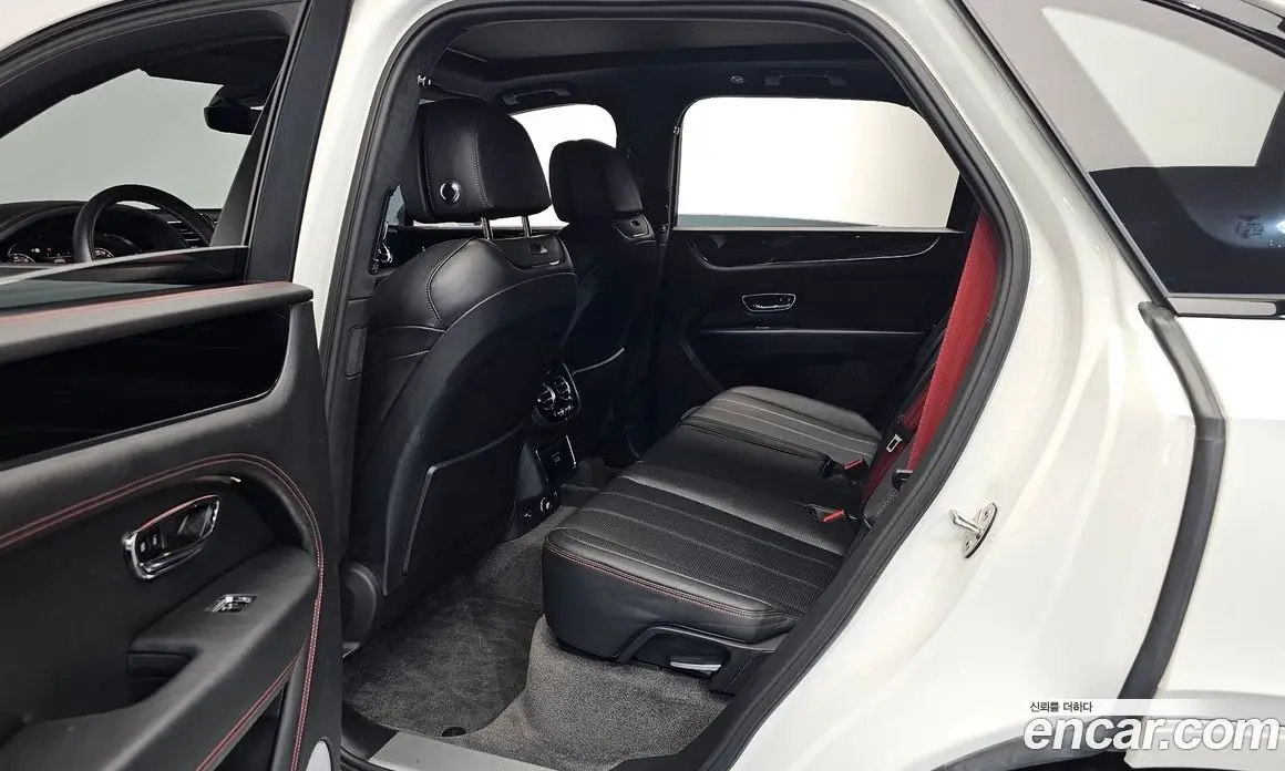 Bentley Bentayga 2024 4.0 автомат (гидро), фото 17