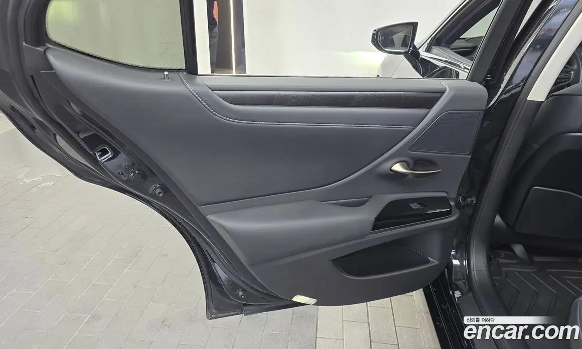 Lexus ES 2023 2.5 автомат (гидро), фото 15