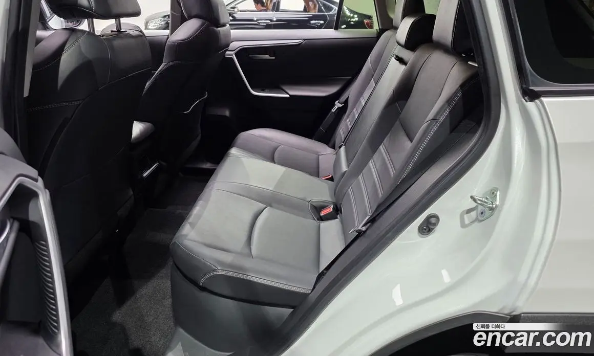 Toyota RAV4 2023 2.5 автомат (гидро), фото 11