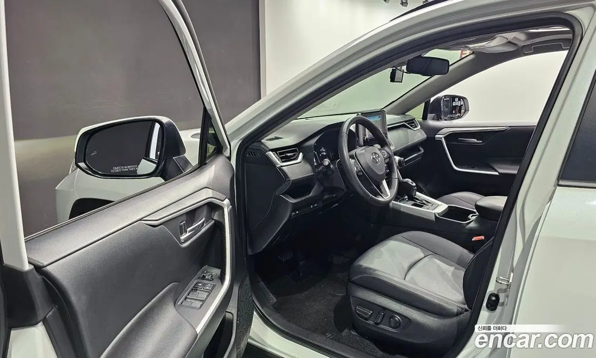 Toyota RAV4 2023 2.5 автомат (гидро), фото 10