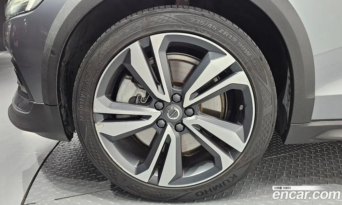 Volvo V60 2019 2.0 автомат (гидро), фото 5