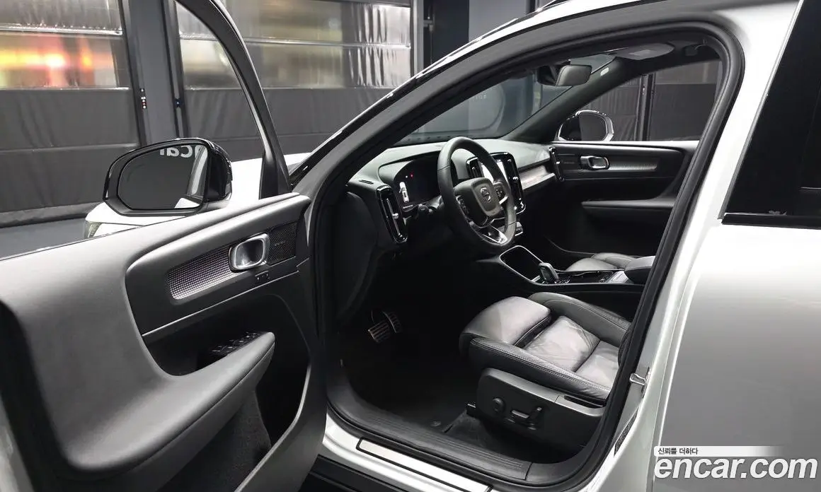 Volvo XC40 2022 0.2 автомат (гидро), фото 13