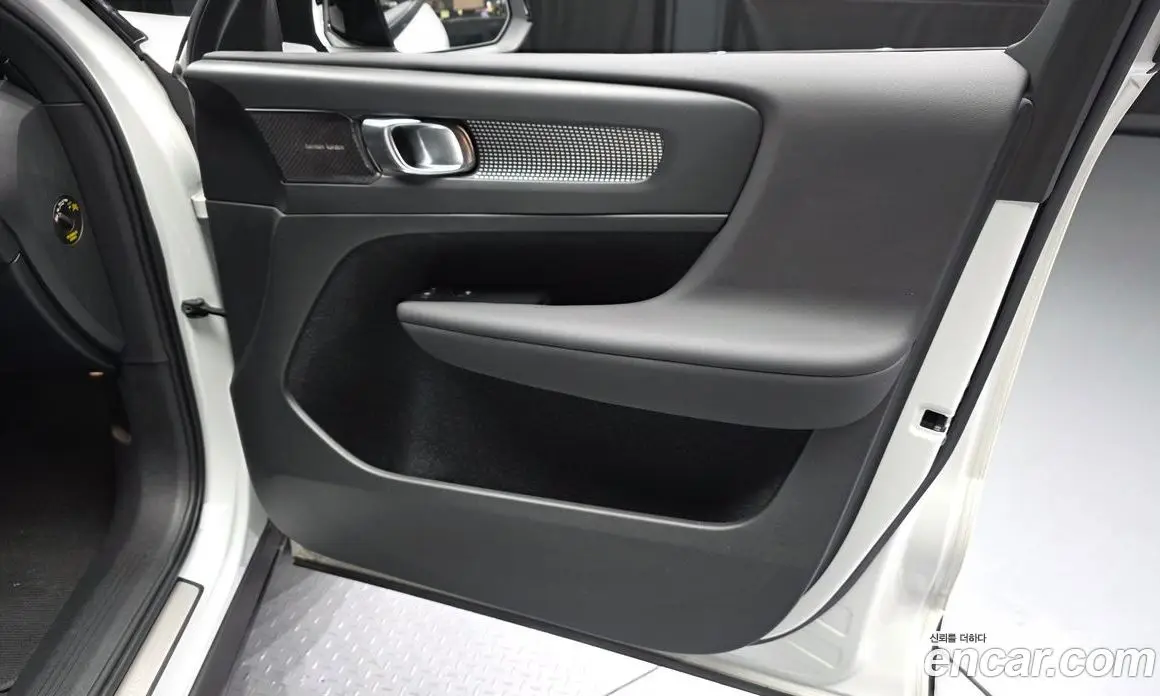 Volvo XC40 2022 0.2 автомат (гидро), фото 14