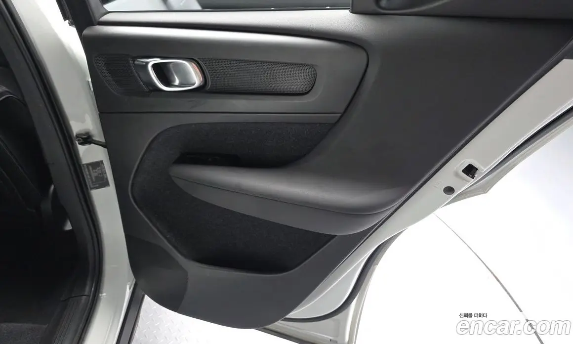 Volvo XC40 2022 0.2 автомат (гидро), фото 15