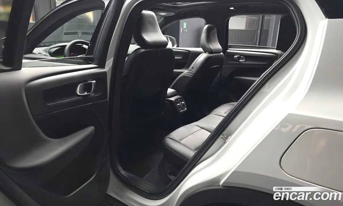 Volvo XC40 2022 0.2 автомат (гидро), фото 16