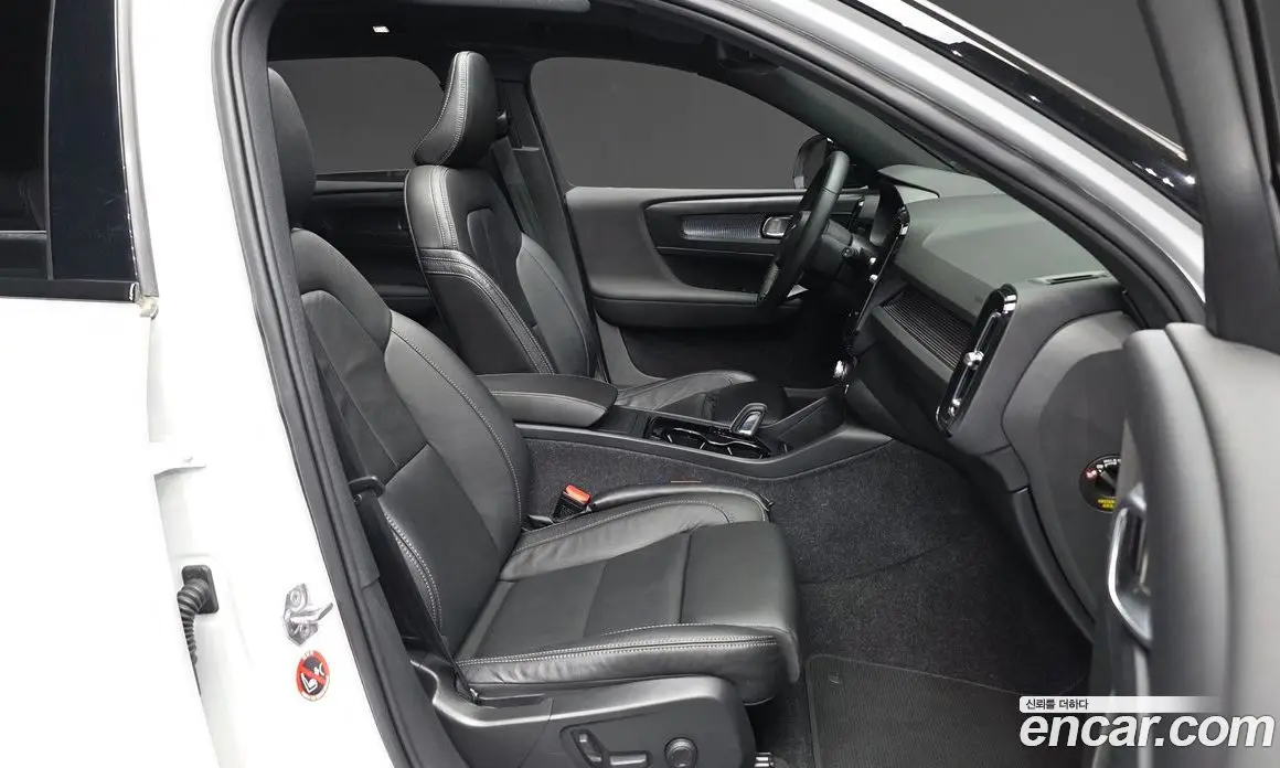 Volvo XC40 2022 0.2 автомат (гидро), фото 17