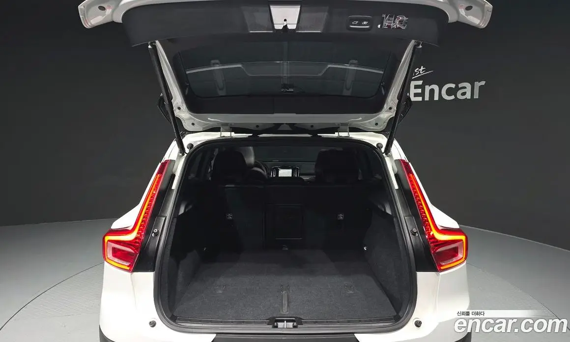 Volvo XC40 2022 0.2 автомат (гидро), фото 26