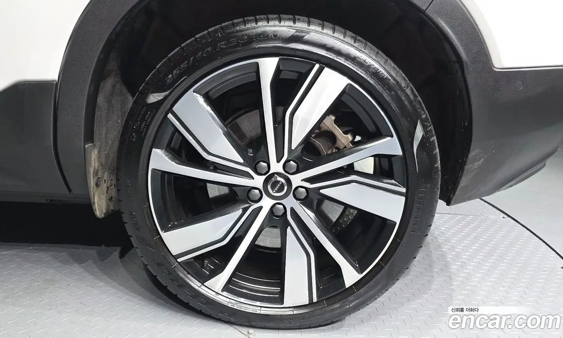 Volvo XC40 2022 0.2 автомат (гидро), фото 7